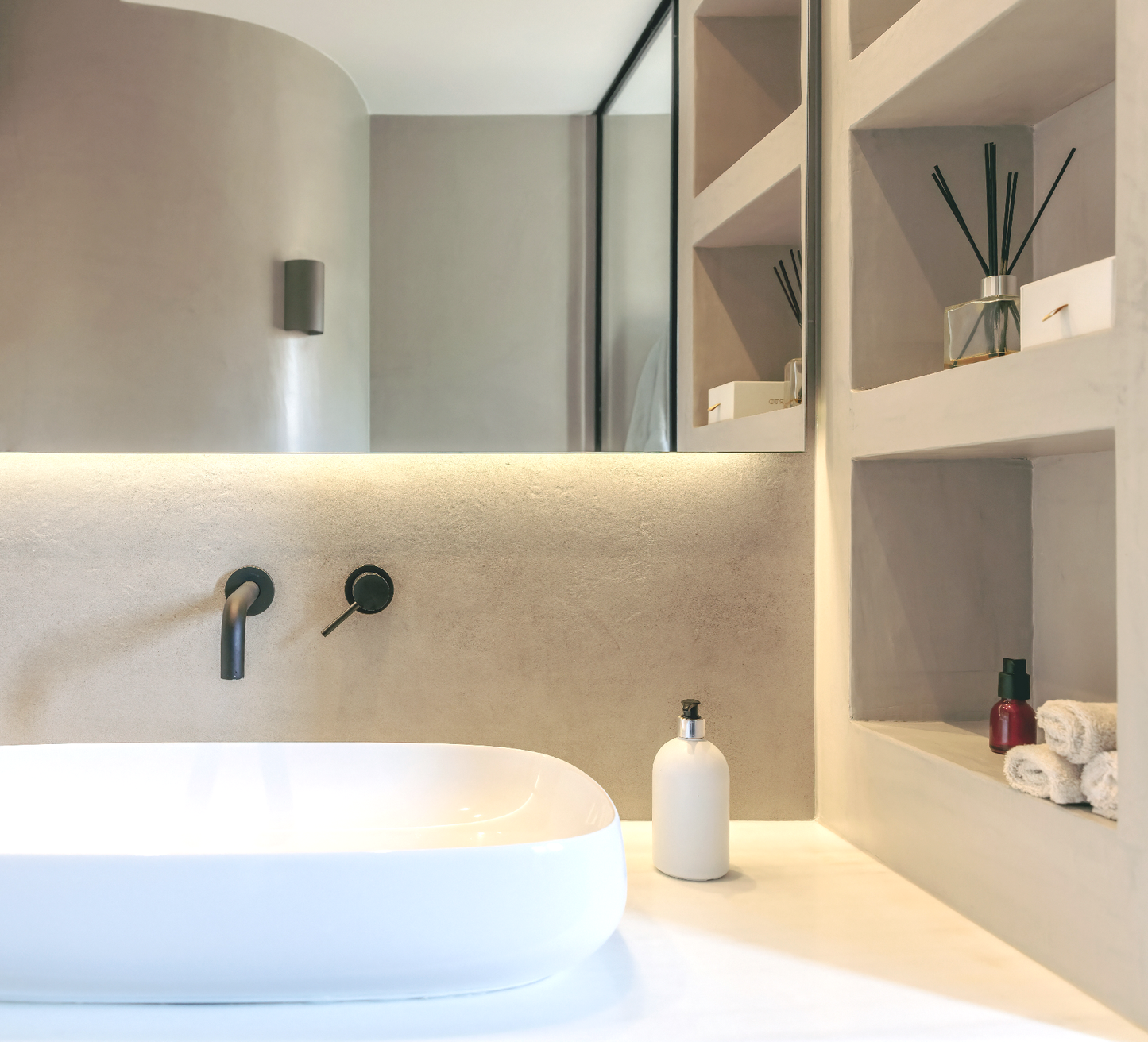 enduit-chaux-effet-beton-cire-comptoir-foyer-plancher-dosseret-douche