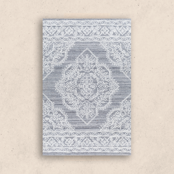 tapis-motif-fleur-ornement-gris-blanc-decoratif