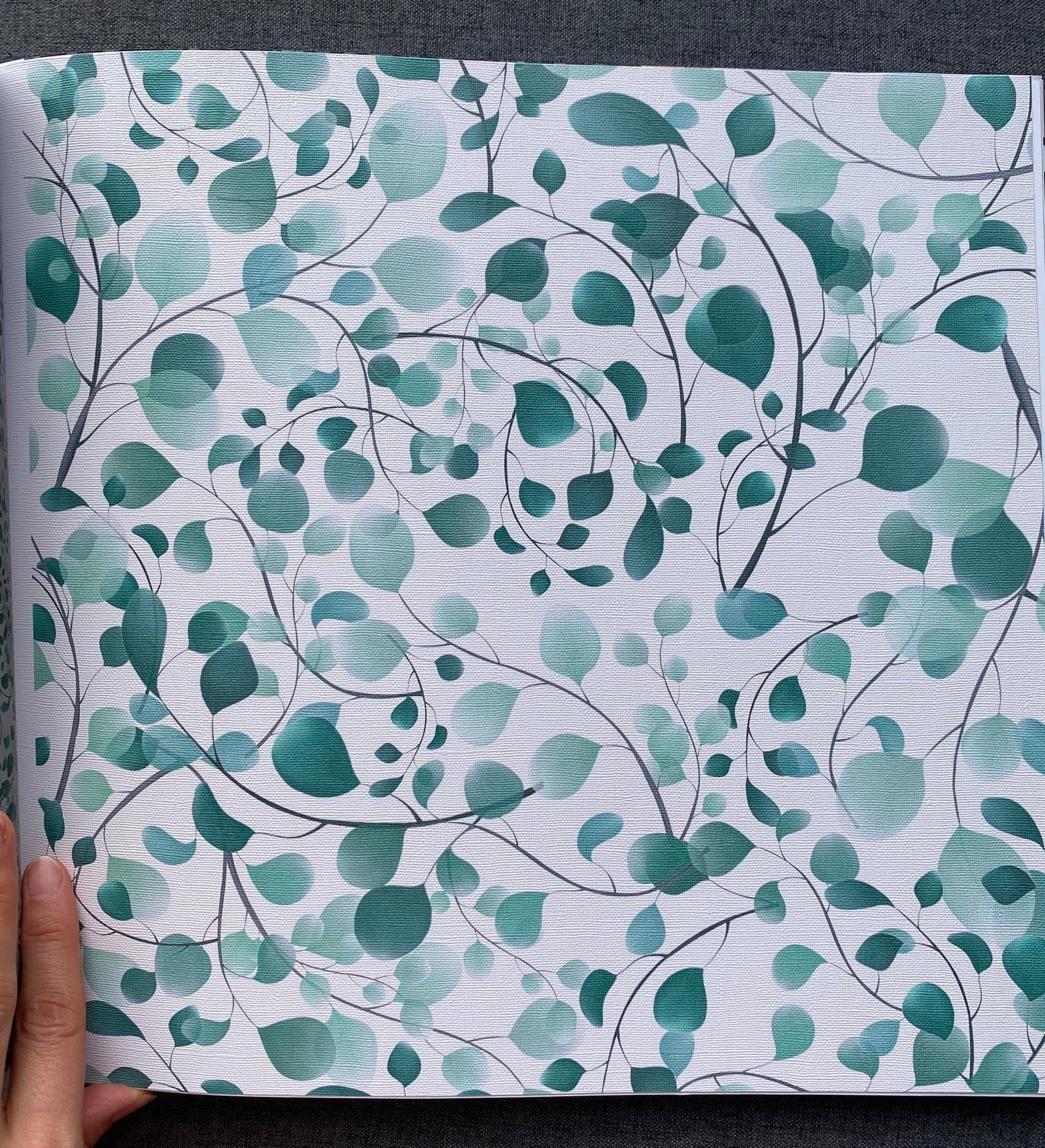 Papier peint écologique Peel & Stick, fabriqué à Montréal - Feuillage vert fond blanc - Leaves White