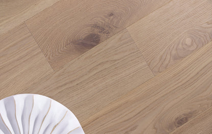 White oak wood flooring - 8'' wide plank - light and natural wood tones, traceable, eco-responsible, certified - Teramo